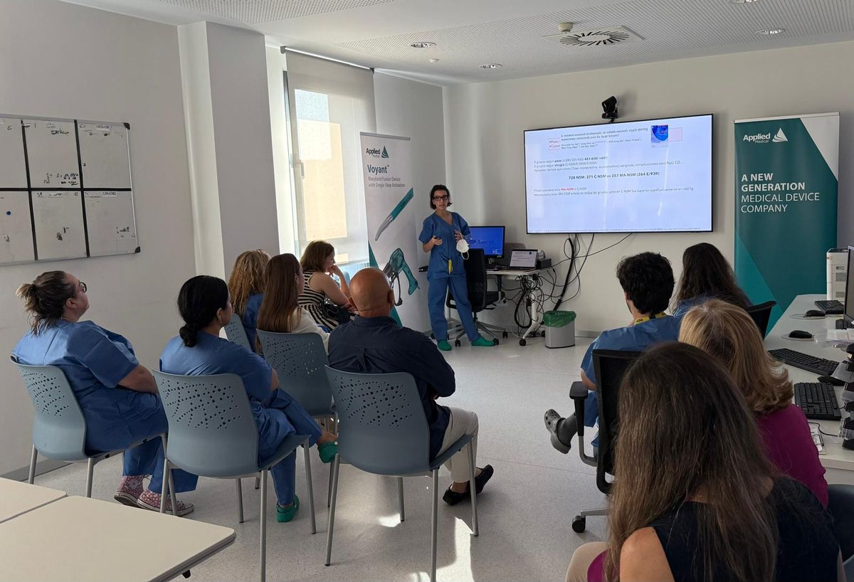 La cirugía mamaria sin cicatriz visible que lidera Salamanca se expande por España