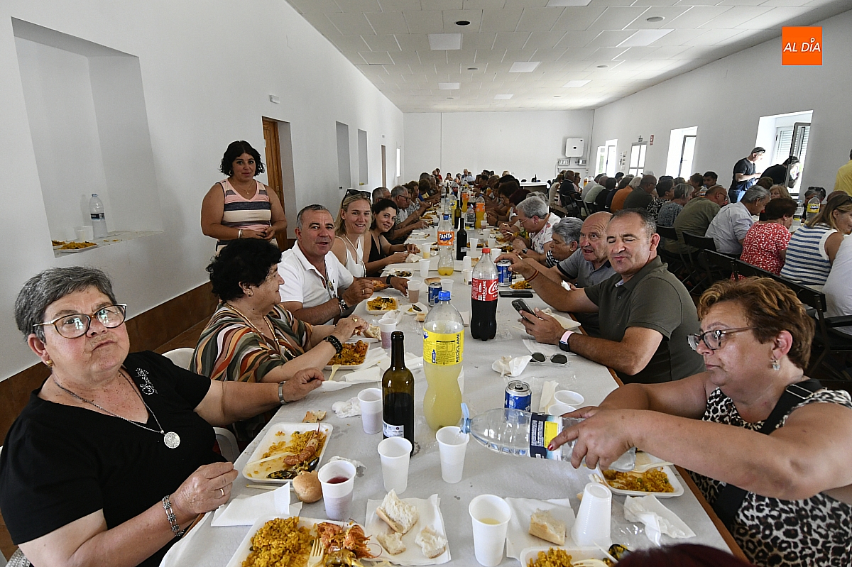 Una paella para más de 400 personas deja con buen sabor de boca las fiestas de San Antonio en Martín de Yeltes