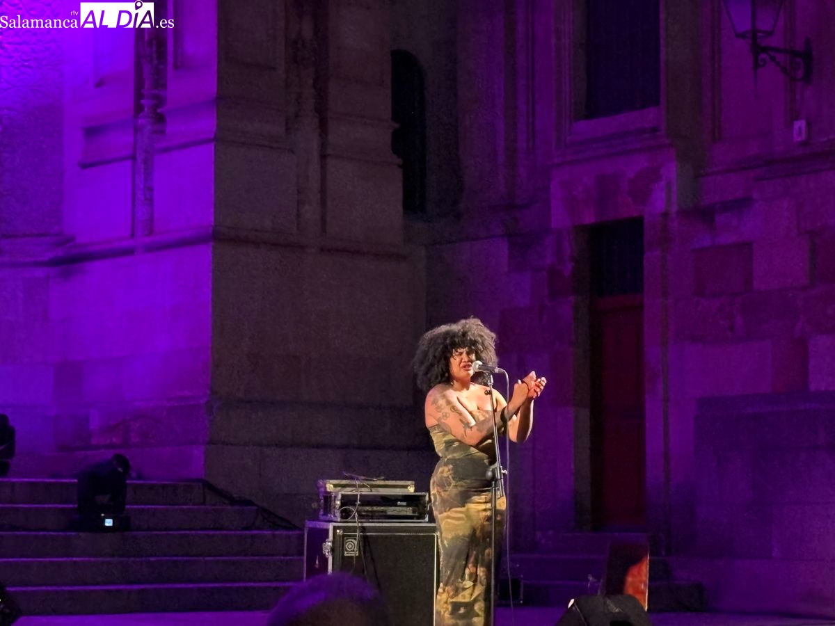 VÍDEO Y FOTOS | Tonina Saputo conquista el Patio Chico de Salamanca con su voz única