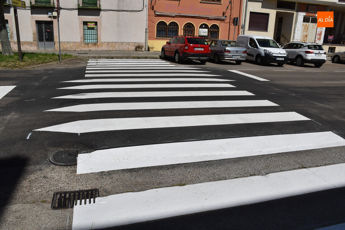 Al completo el nuevo paso de cebra de la Avenida de España