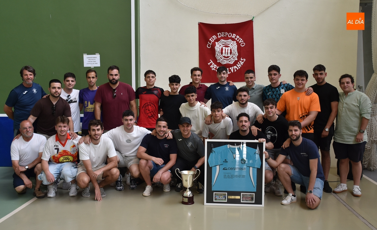 El III Columnas homenajea por sorpresa a Simón Moreiro en su despedida tras 43 años en el Club