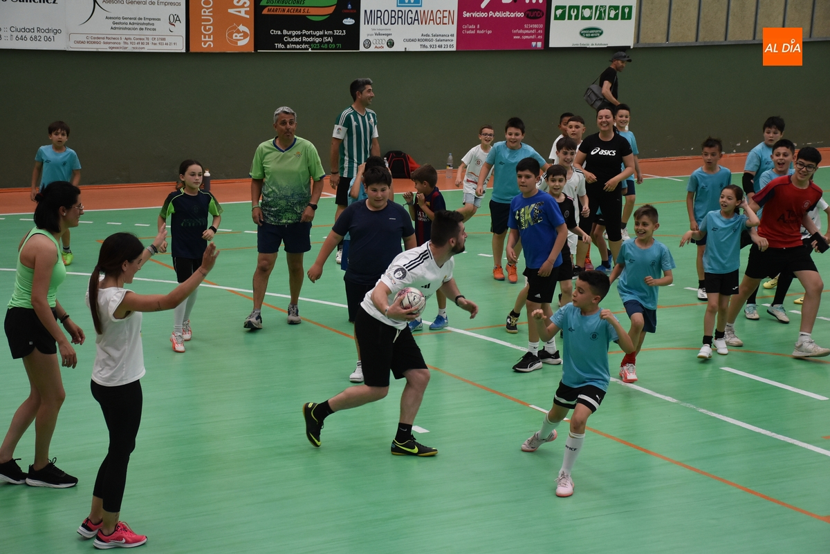 Los benjamines del III Columnas juegan contra sus progenitores para finalizar los entrenos