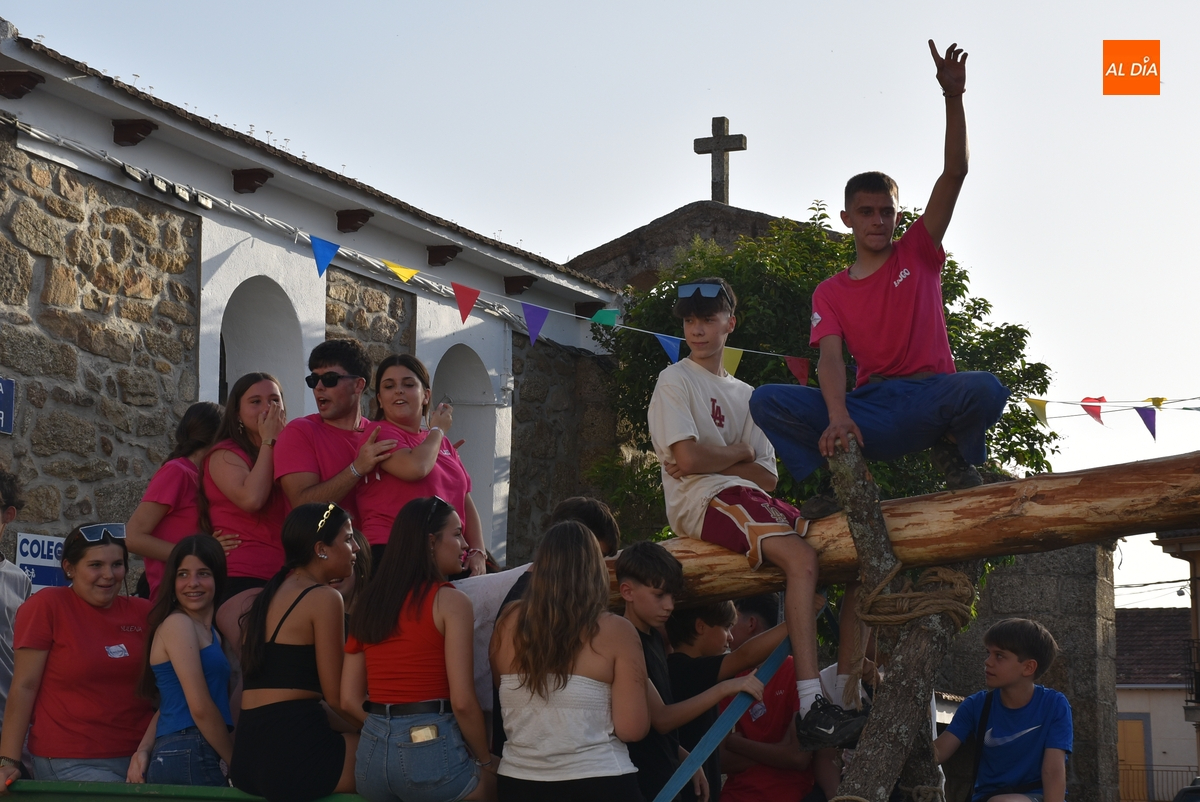 El Payo estalla en fiestas izando de forma minuciosa una espectacular viga de 23 metros