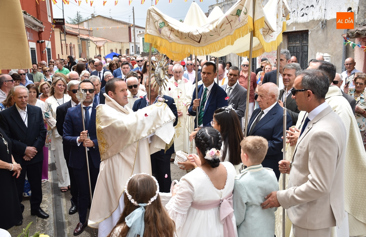 El Santísimo logra procesionar pese a la sorpresiva visita de la lluvia a La Fuente de San Esteban