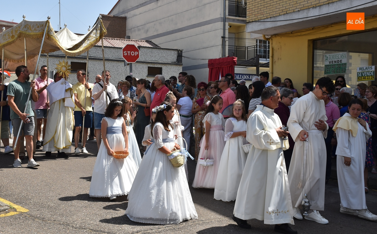 Siete niñas de Primera Comunión acompañan al Santísimo por el barrio de Las Canteras