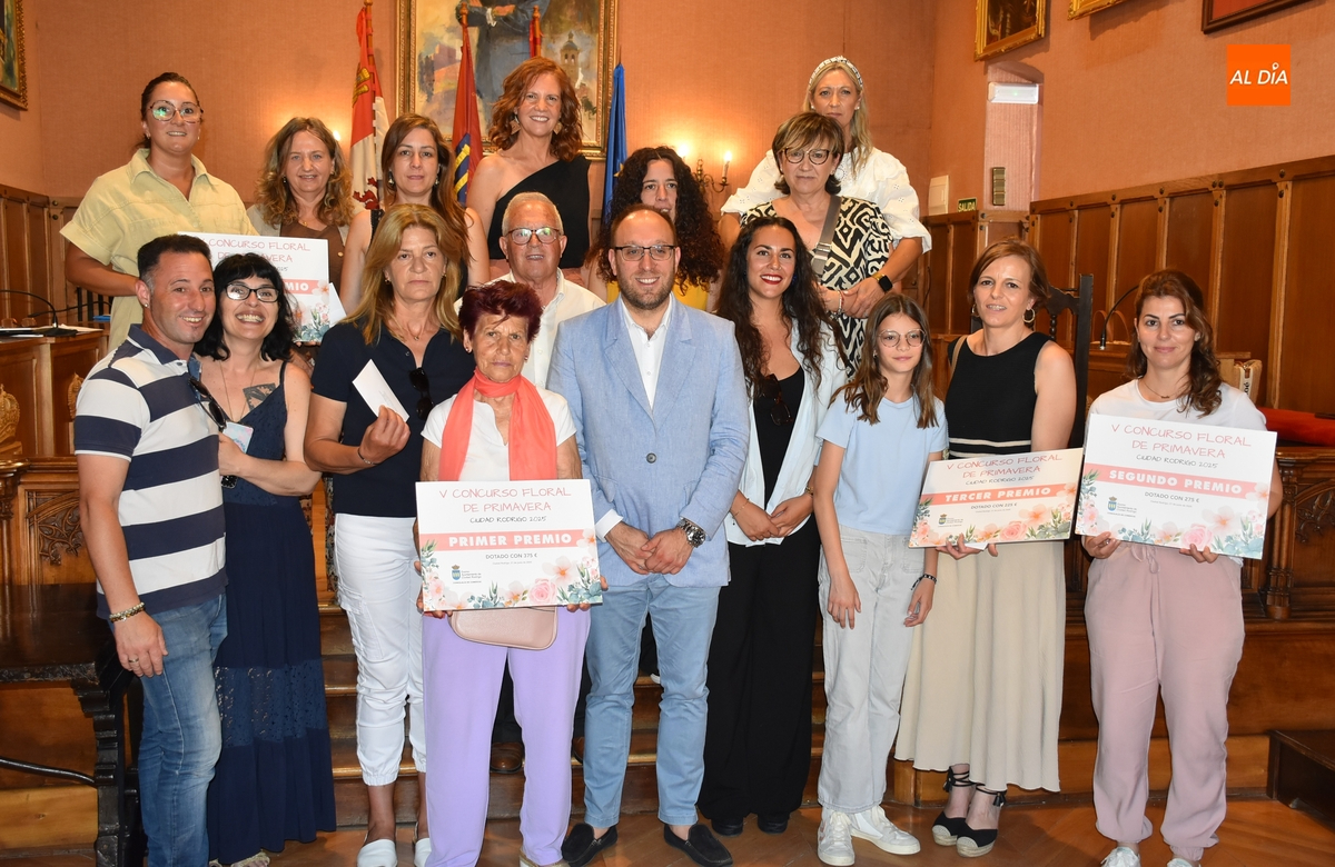 Los premiados en el 5º Concurso Floral de Primavera reciben sus recompensas