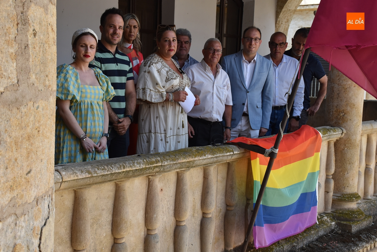 Ciudad Rodrigo despliega la bandera arcoíris invocando la libertad y la tolerancia