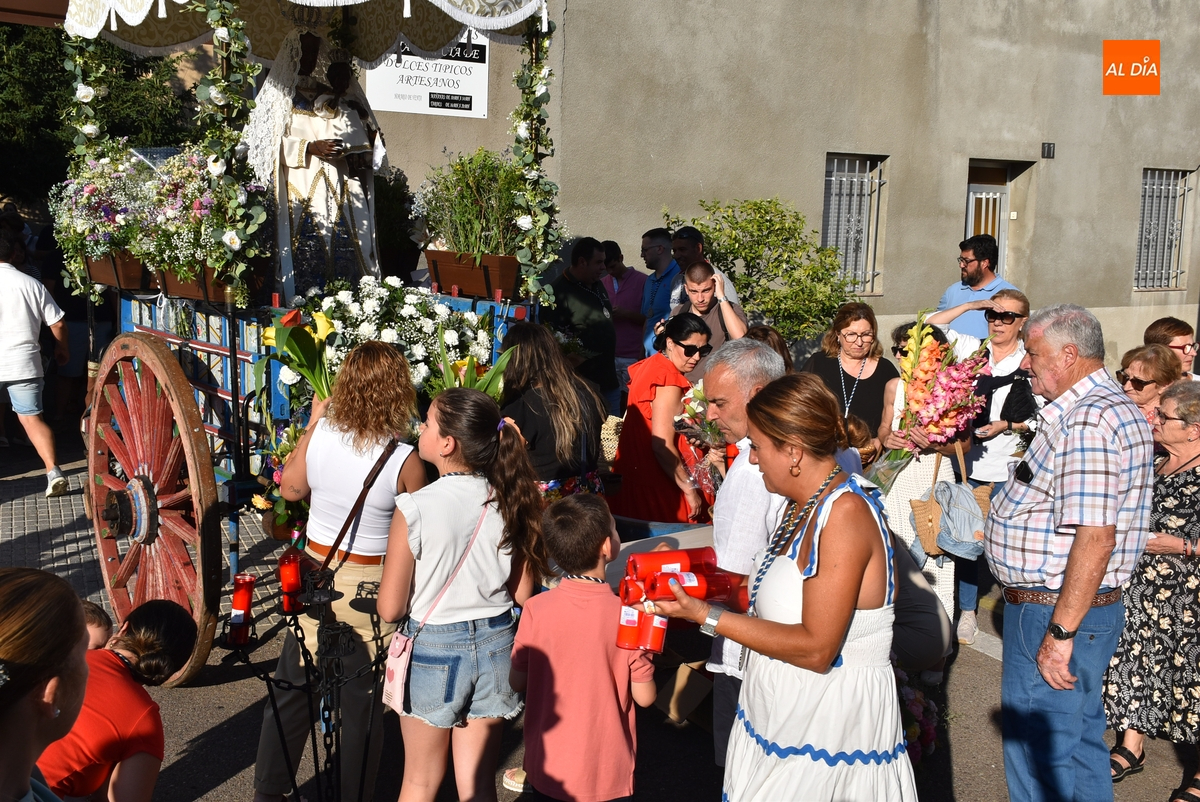 La Virgen de la Peña estrena veneración callejera en las horas previas a su Romería