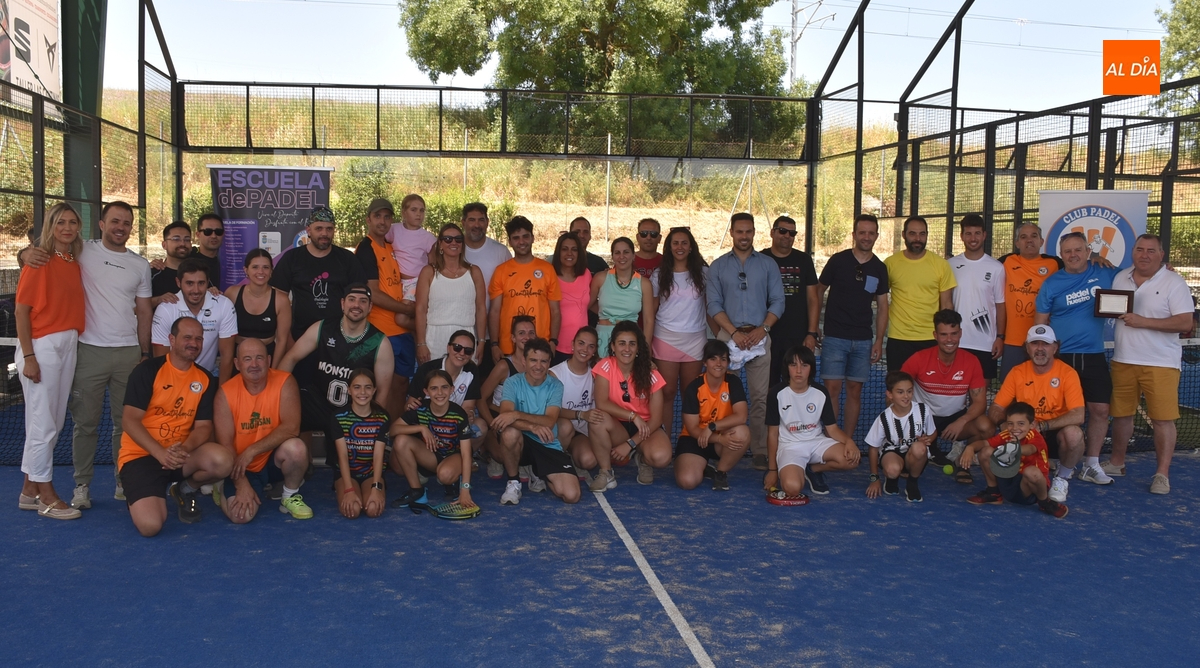 El Club de Pádel homenajea a su antiguo presidente dentro de sus jornadas de convivencia