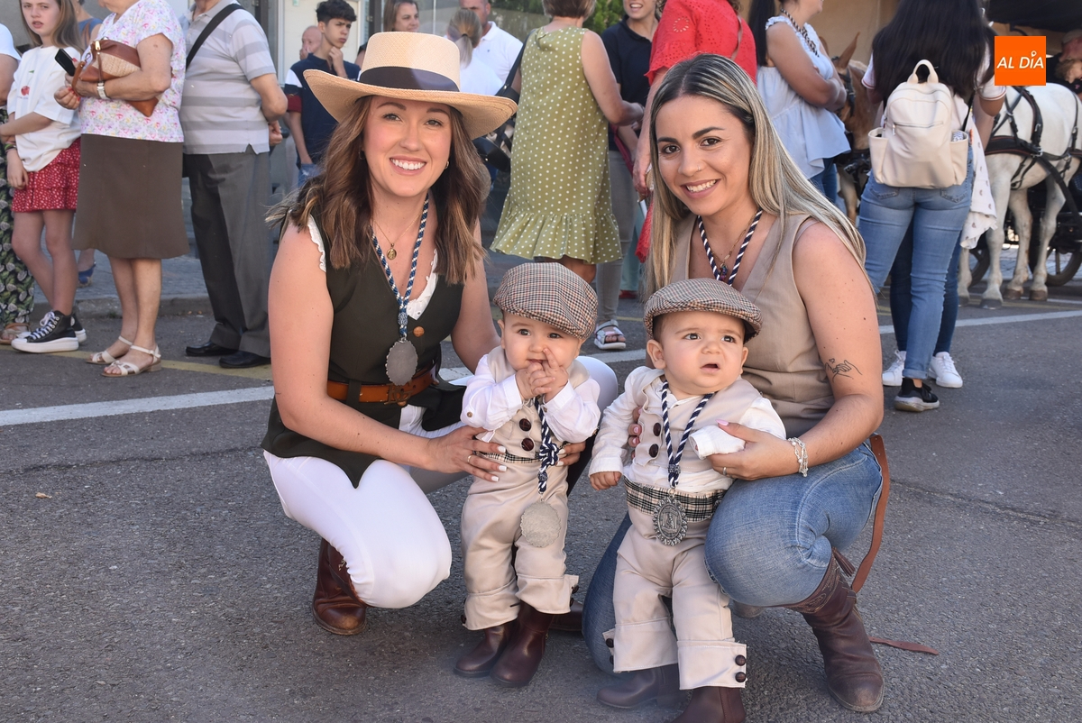 Debutan como romeros los dos bebés que están disfrutando de todas las fiestas