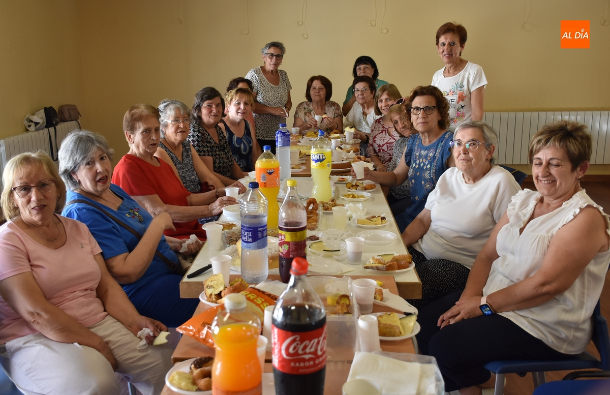El taller de bolillos de Amanecer se va de vacaciones degustando una merienda