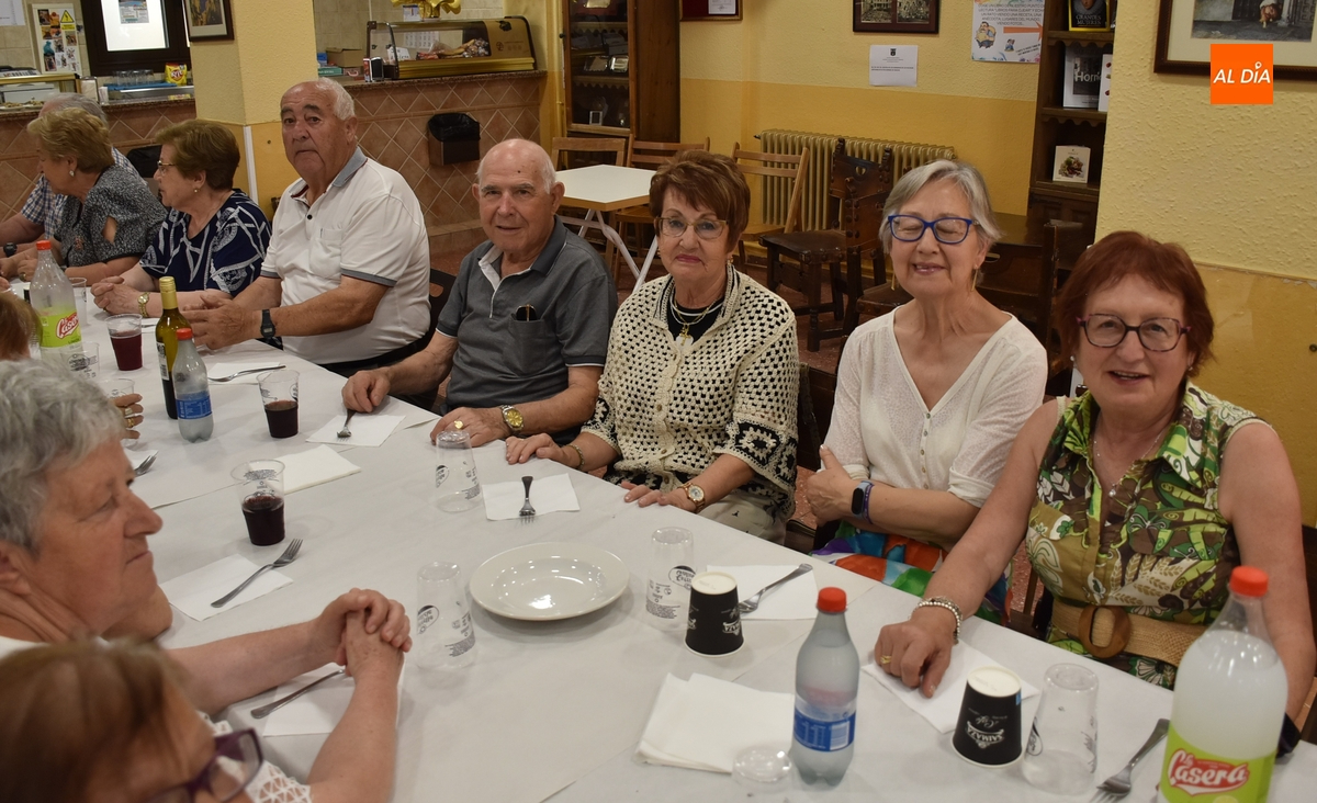 El Centro de Mayores festeja el final del curso degustando paella