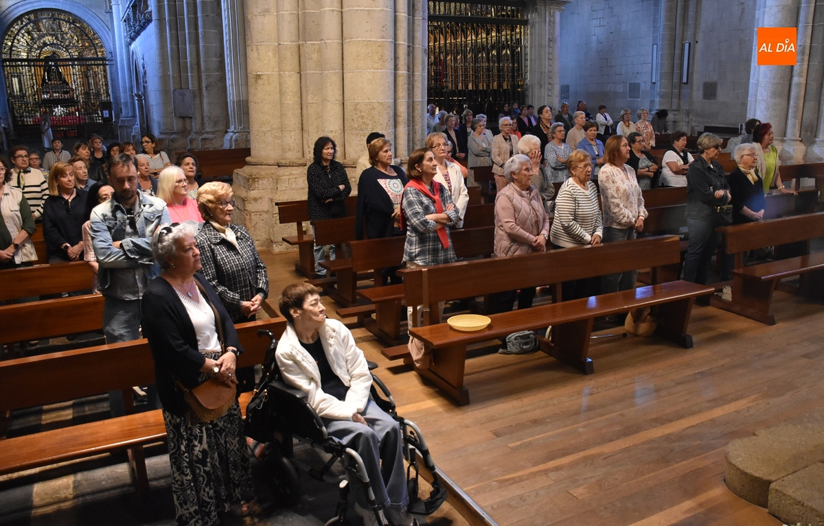 Numerosos fieles arropan a un San Antonio repleto de flores en el inicio de su novena
