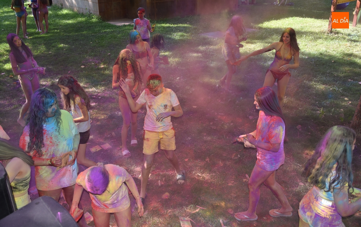 Un grupo de jóvenes acaba envuelto en colores para festejar el final del curso