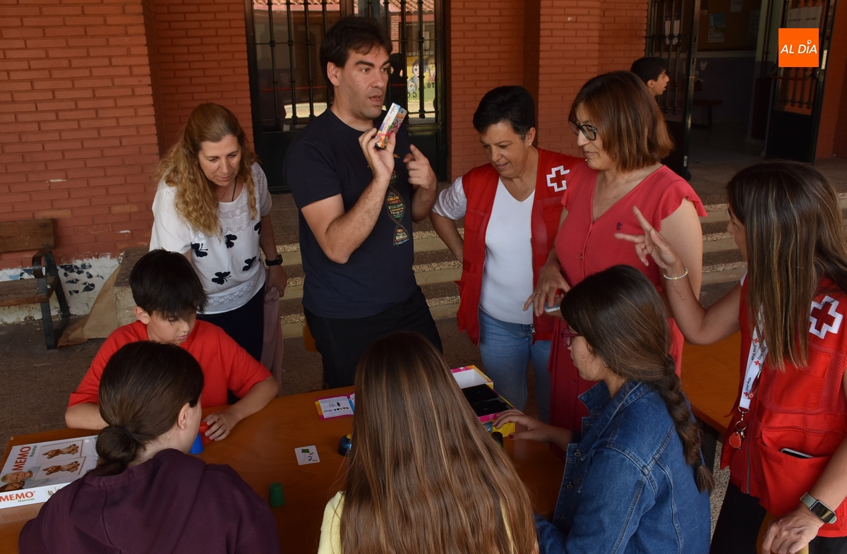 Mayores de Cruz Roja comparten juegos con alumnos del IES Fray Diego