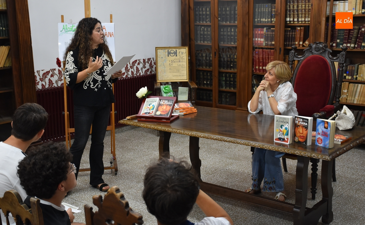 El IES Fray Diego recibe a la escritora María Teresa Maia para celebrar el Día de Portugal