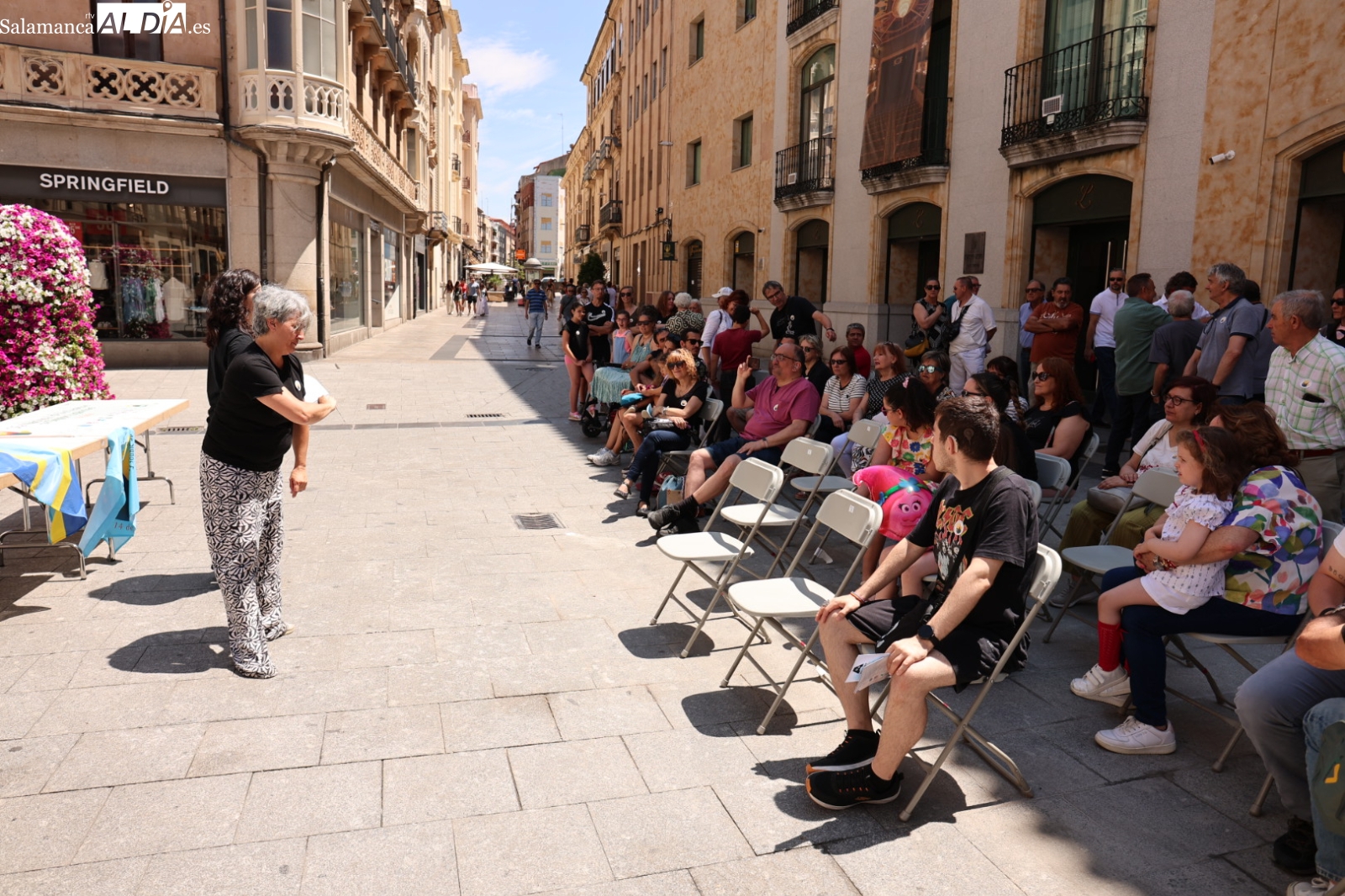 La plaza del Liceo celebra el Día de las Lenguas de Signos Españolas con actividades para todos los públicos (FOTOS)