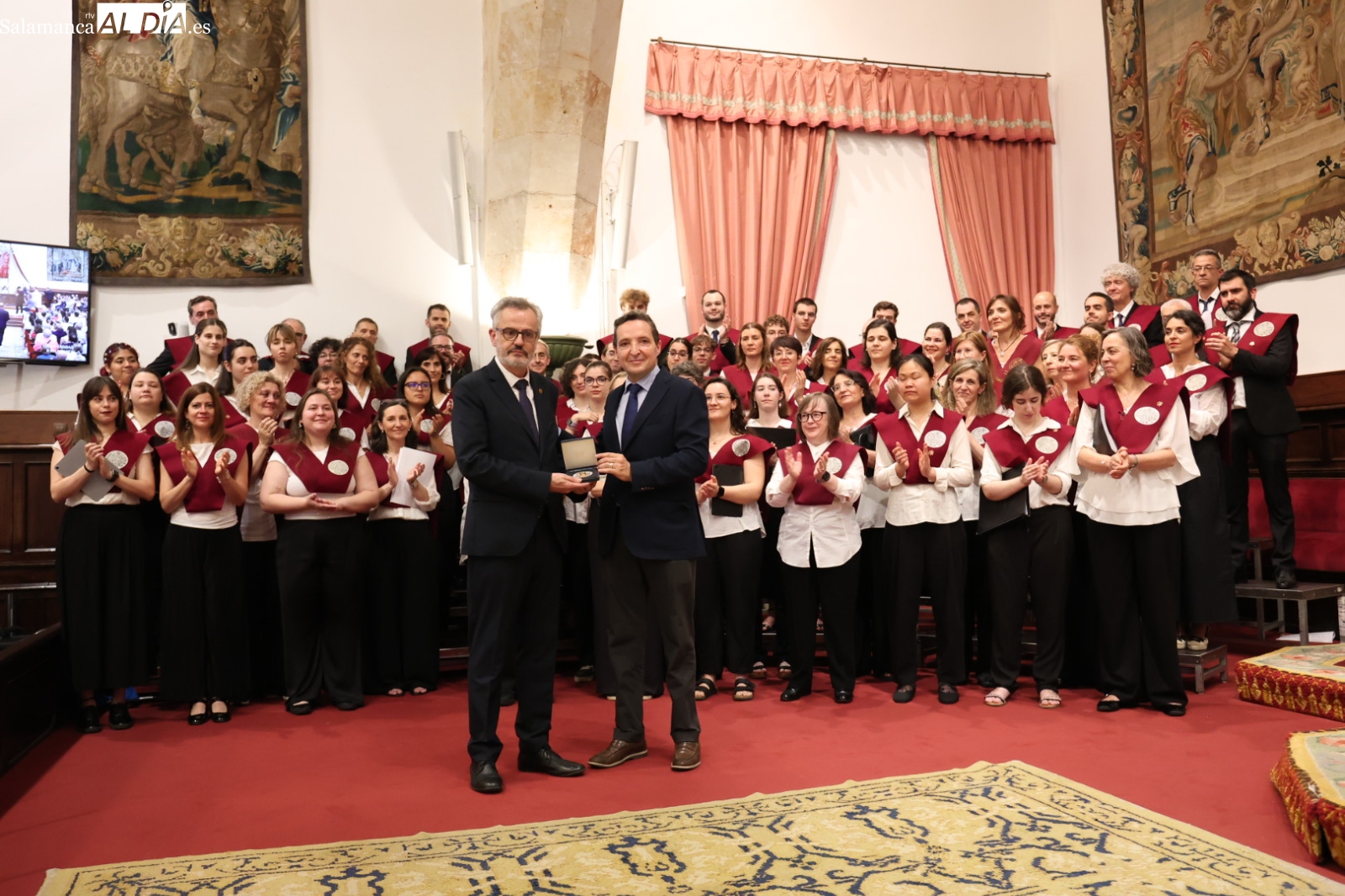 El rector de la Universidad de Salamanca entrega la Medalla de la USAL al Coro Universitario y al Coro de Cámara