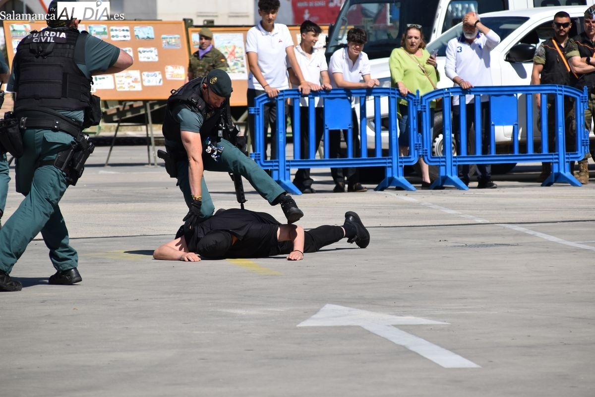 VÍDEOS Y FOTOS | La Guardia Civil detiene a un hombre y muestra como actúan ante una situación de riesgo y control de masas en una exhibición en Salamanca 