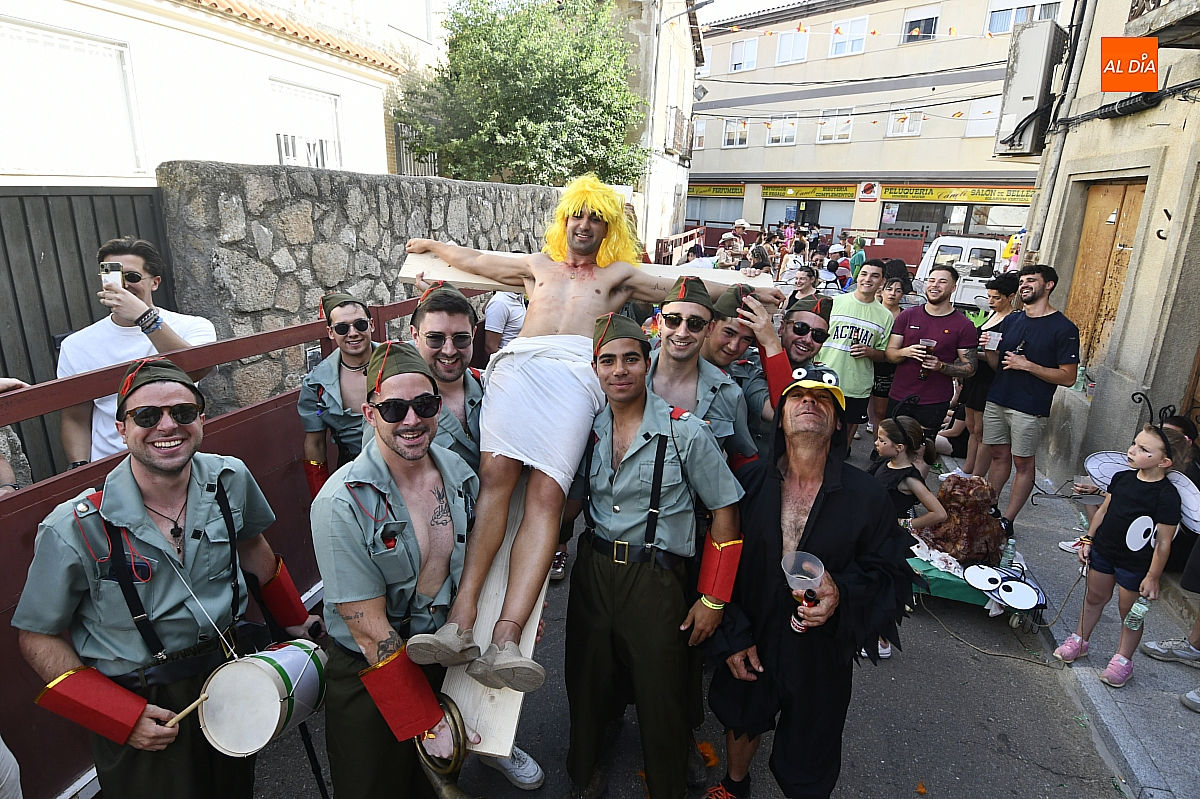 La Fuente de San Esteban vibra en Corpus con la participación de peñas en un colorido desfile de disfraces