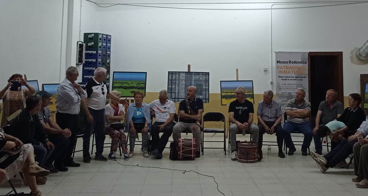 La mesa redonda sobre el folclore serrano congrega a unas 80 personas en El Maíllo