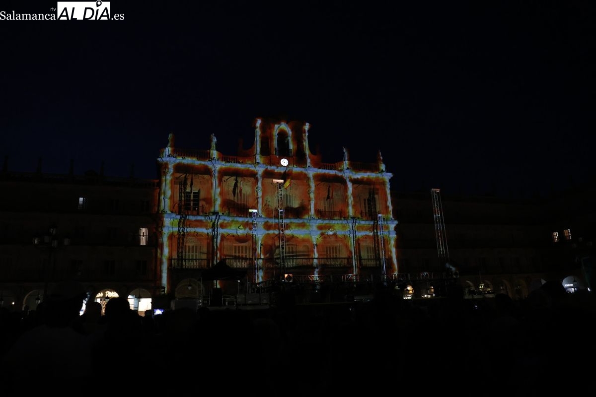 Así se ha transformado la fachada del Ayuntamiento con espectaculares proyecciones digitales (VÍDEO)