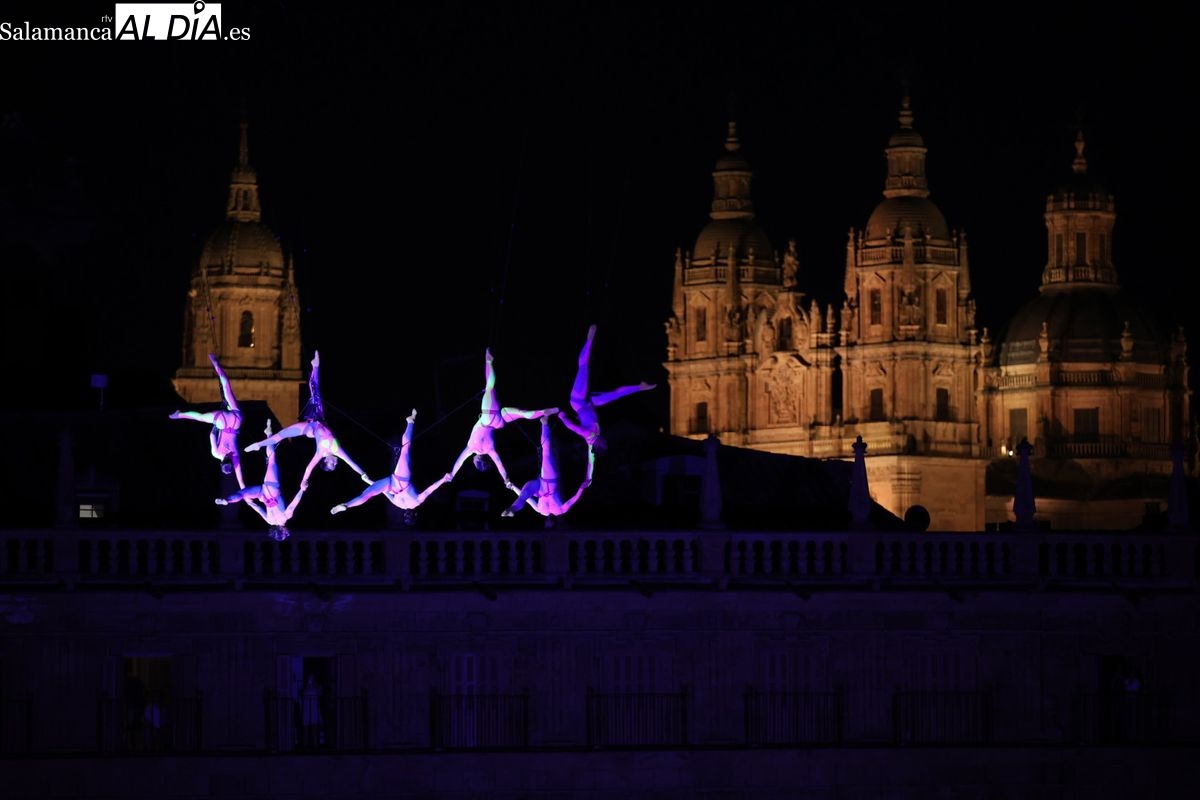 FOTOS y VÍDEOS | Nexus conquista la Plaza Mayor de Salamanca en su estreno y prepara su segundo vuelo esta noche