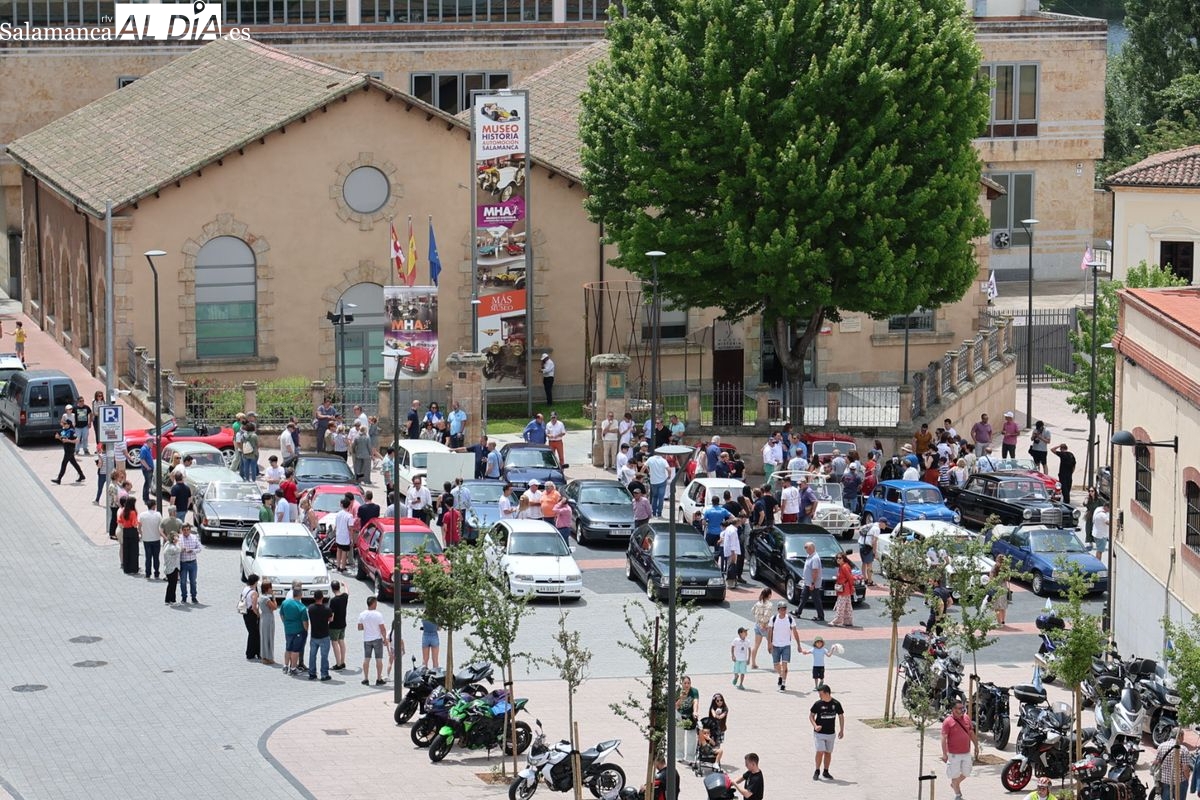 FOTOS | Los motores solidarios de la Operación Litro llenan de vehículos clásicos el Museo de Automoción de Salamanca