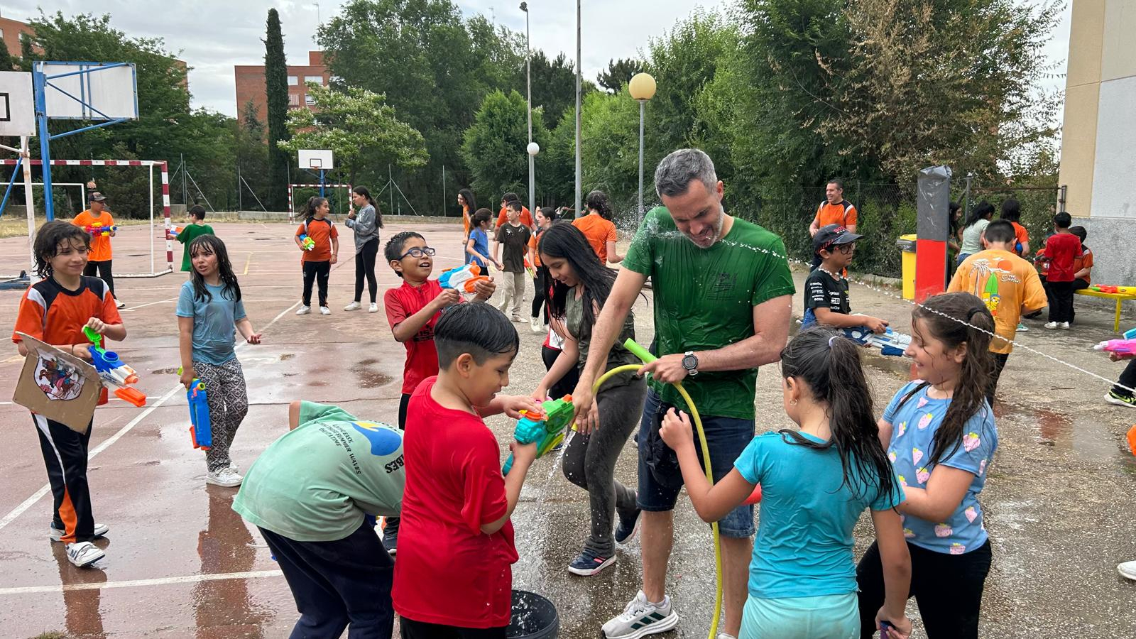 FOTOS | El Colegio Antonio Machado de Salamanca celebra el fin de curso con una guerra de agua