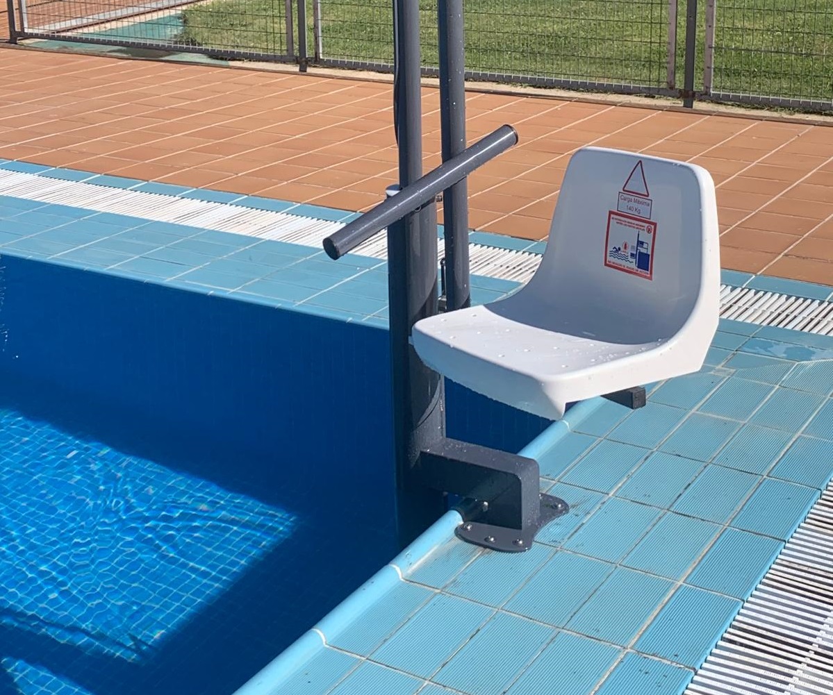 Fuenteguinaldo abrirá sus piscinas el 13 de junio con una silla grúa para personas con movilidad reducida