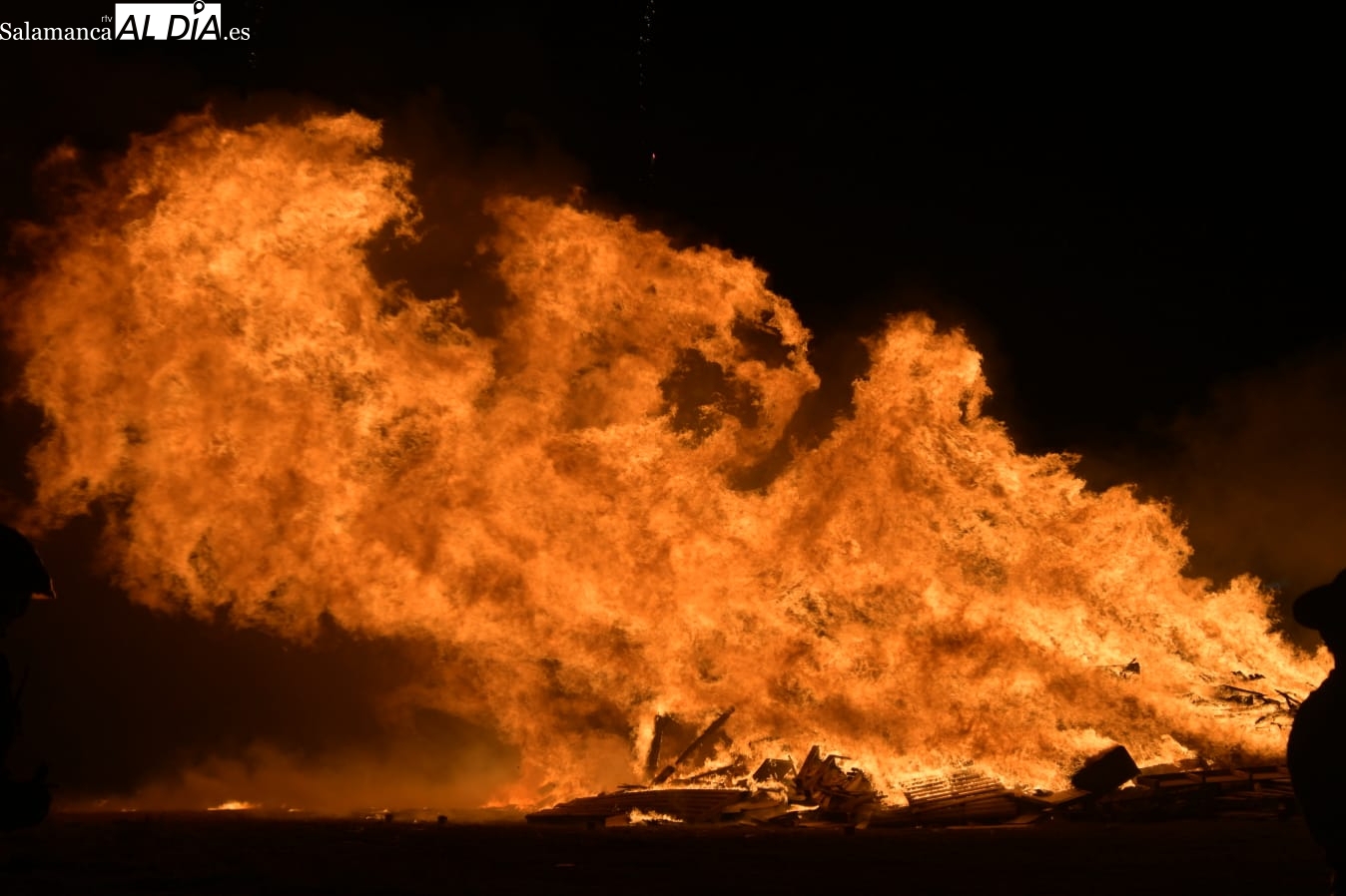 VÍDEO y FOTOS | La magia de San Juan iluminó El Zurguén con su tradicional hoguera