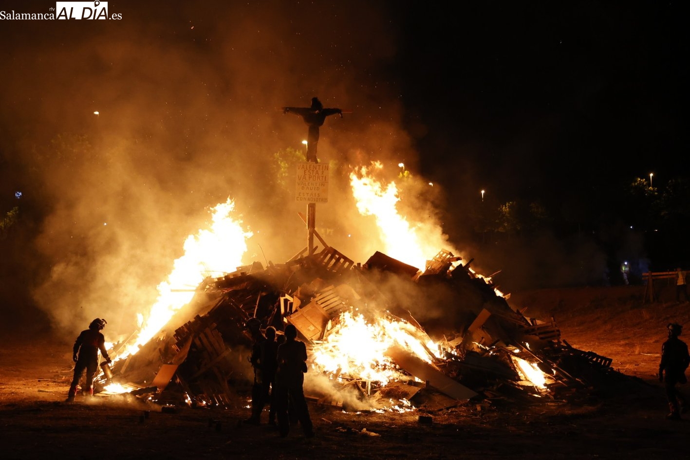 El Zurguén mantiene viva la única hoguera de San Juan que queda en la capital salmantina
