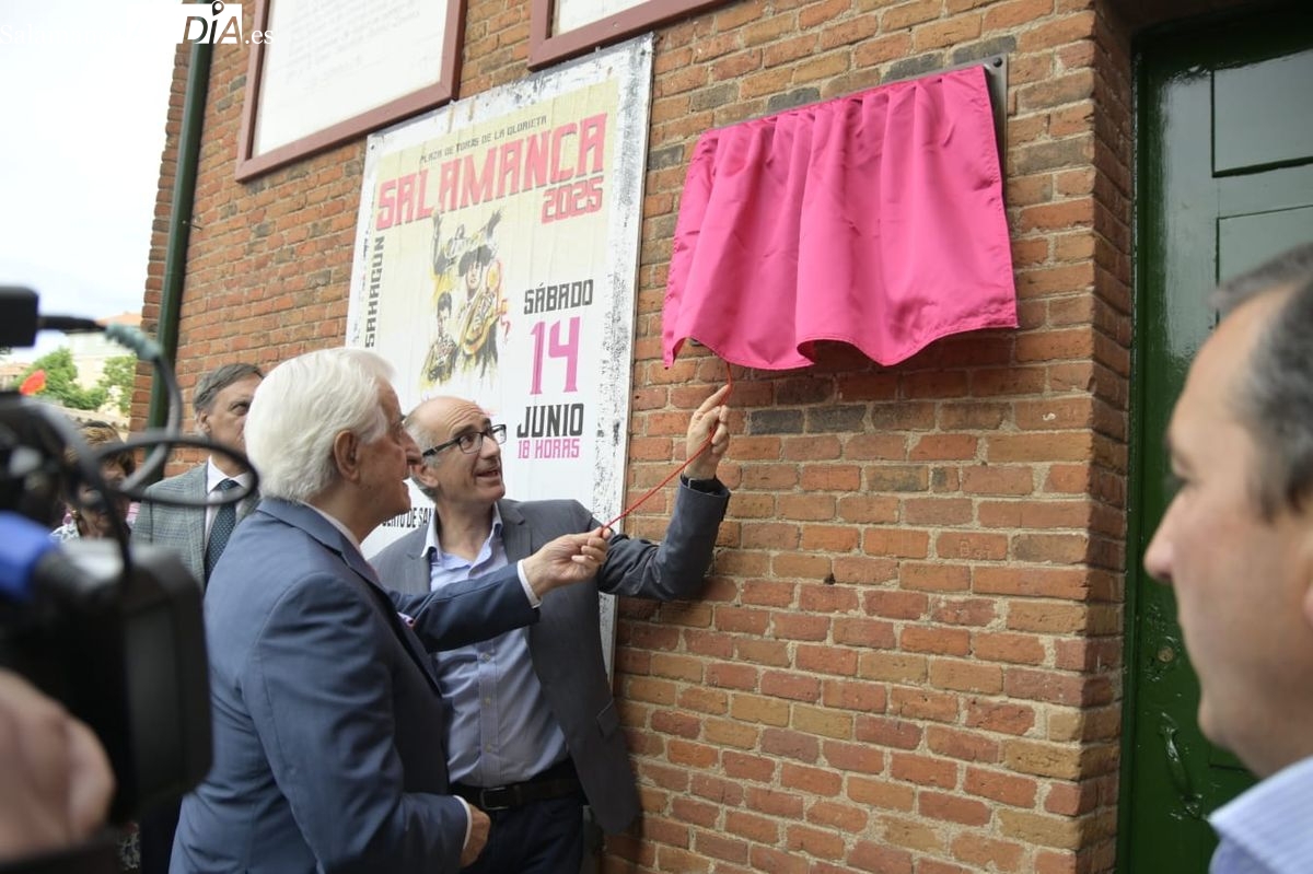 VIDEOS Y FOTOS | El Viti, inmortalizado en una placa en el patio de cuadrillas de La Glorieta 