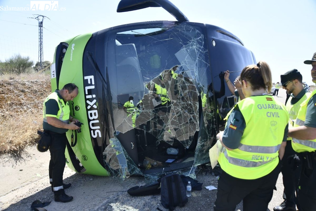 FOTOS | Nueve heridos, entre ellos una menor, al volcar un autobús en la A-62 a la altura de Fuentes de Oñoro