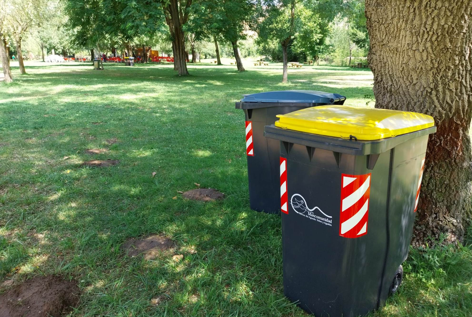 Dispuestos en El Picón contenedores para el reciclaje de plástico, papel y cartón