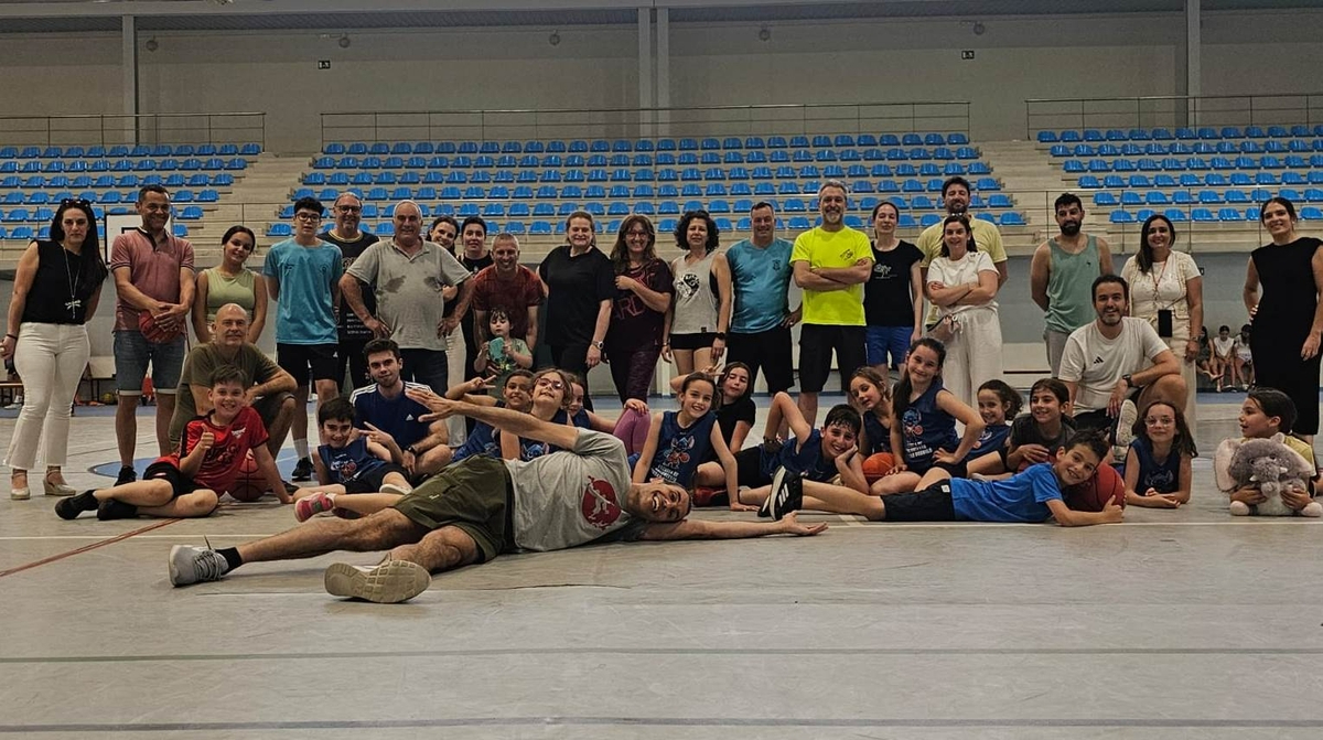 Un partido frente a las familias cierra la temporada de los peques de la Escuela de Baloncesto