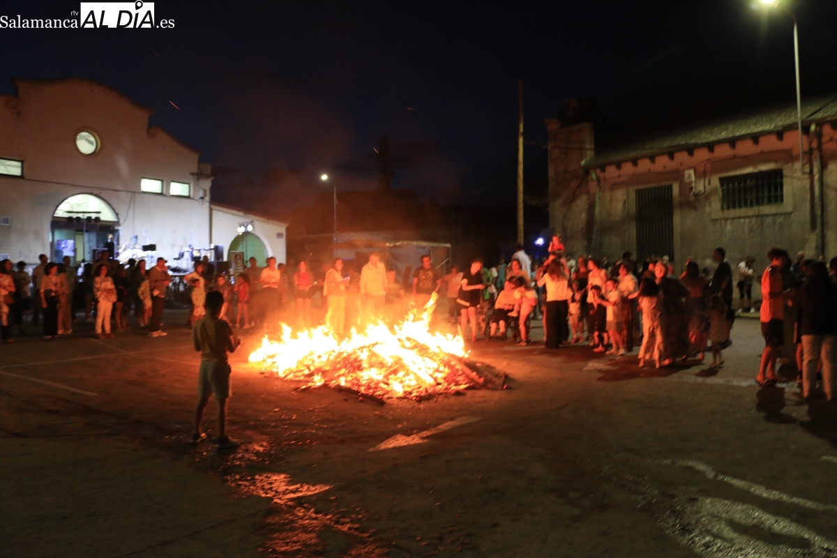 Vitigudino se entrega al embrujo de San Juan con fuego, danza y música