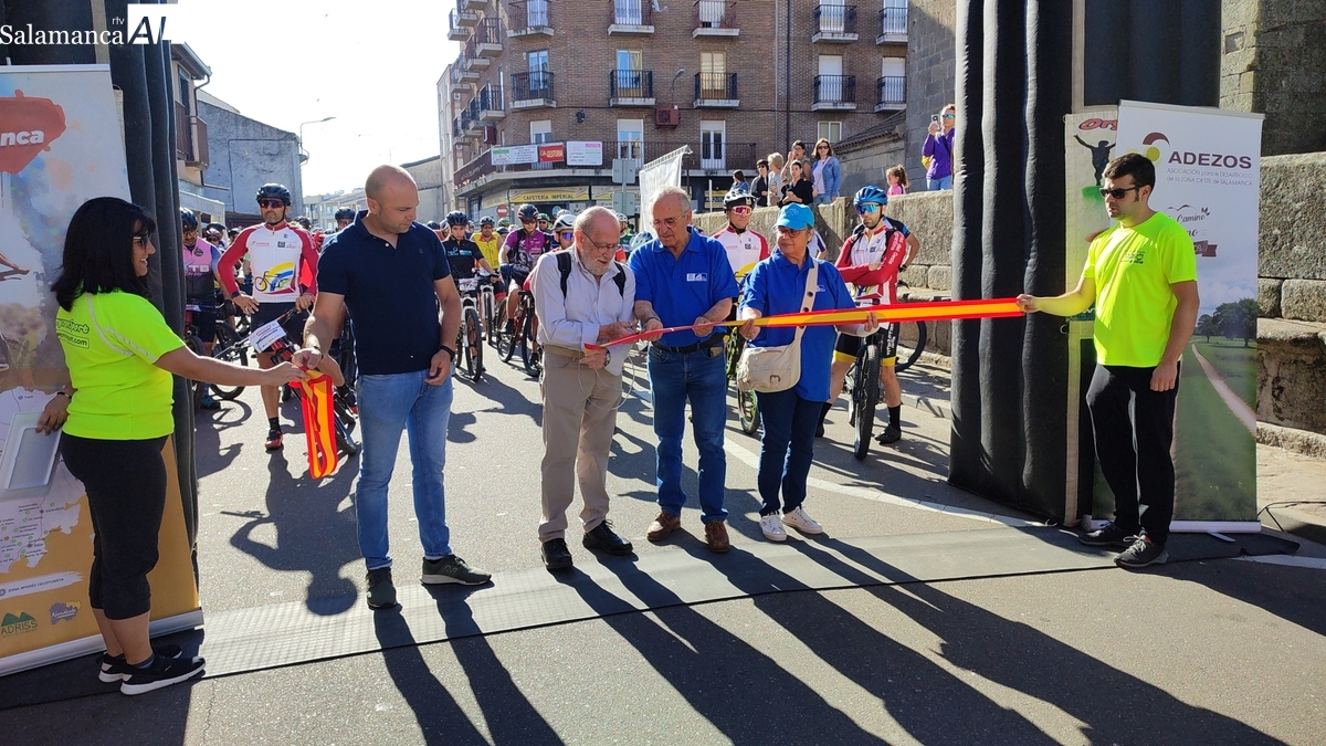 La BTT Roderas de Adezos congrega a 150 ciclistas en Vitigudino para recorrer el oeste salmantino