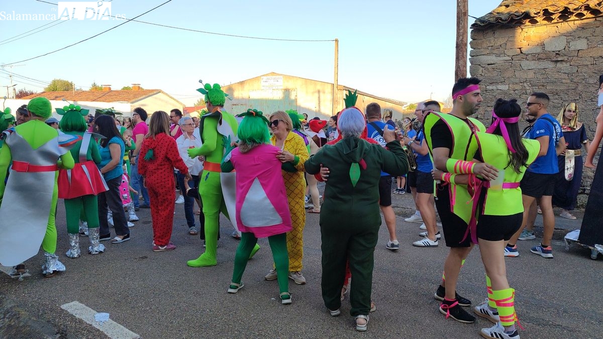 La locura se adueña de Villar de Peralonso con la carrera de autos locos
