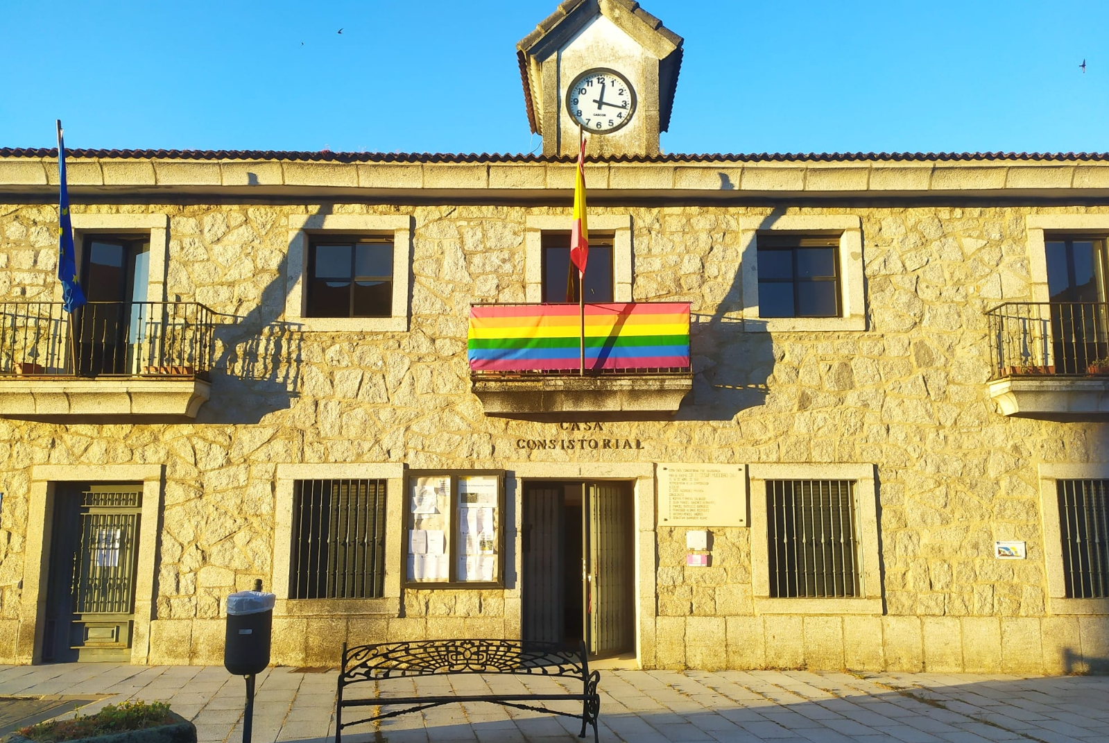 El ayuntamiento de Pereña de la Ribera viste el balcón del ayuntamiento con los colores arco iris