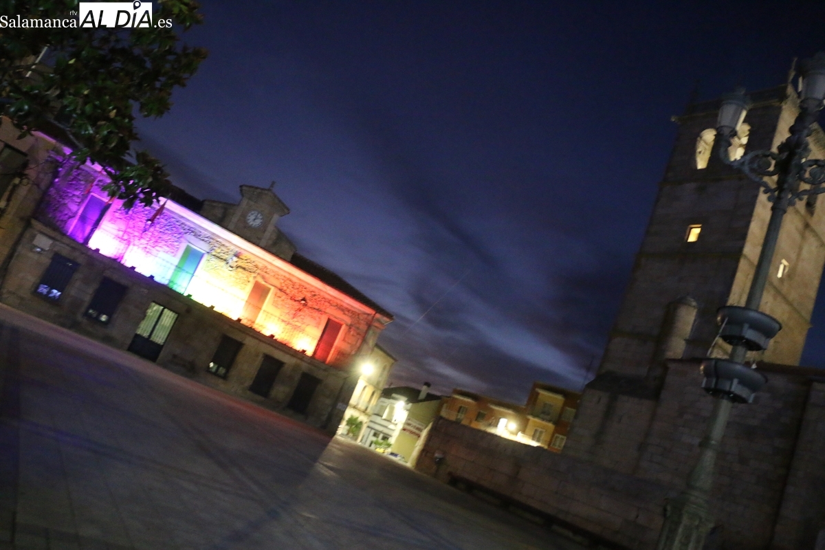 La fachada consistorial de Vitigudino se ilumina con el arcoíris de la diversidad