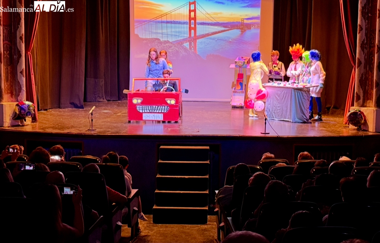 El Teatro Calderón, abarrotado de público y aplausos para vivir la obra escolar solidaria ‘Del Revés’ del colegio La Encarnación