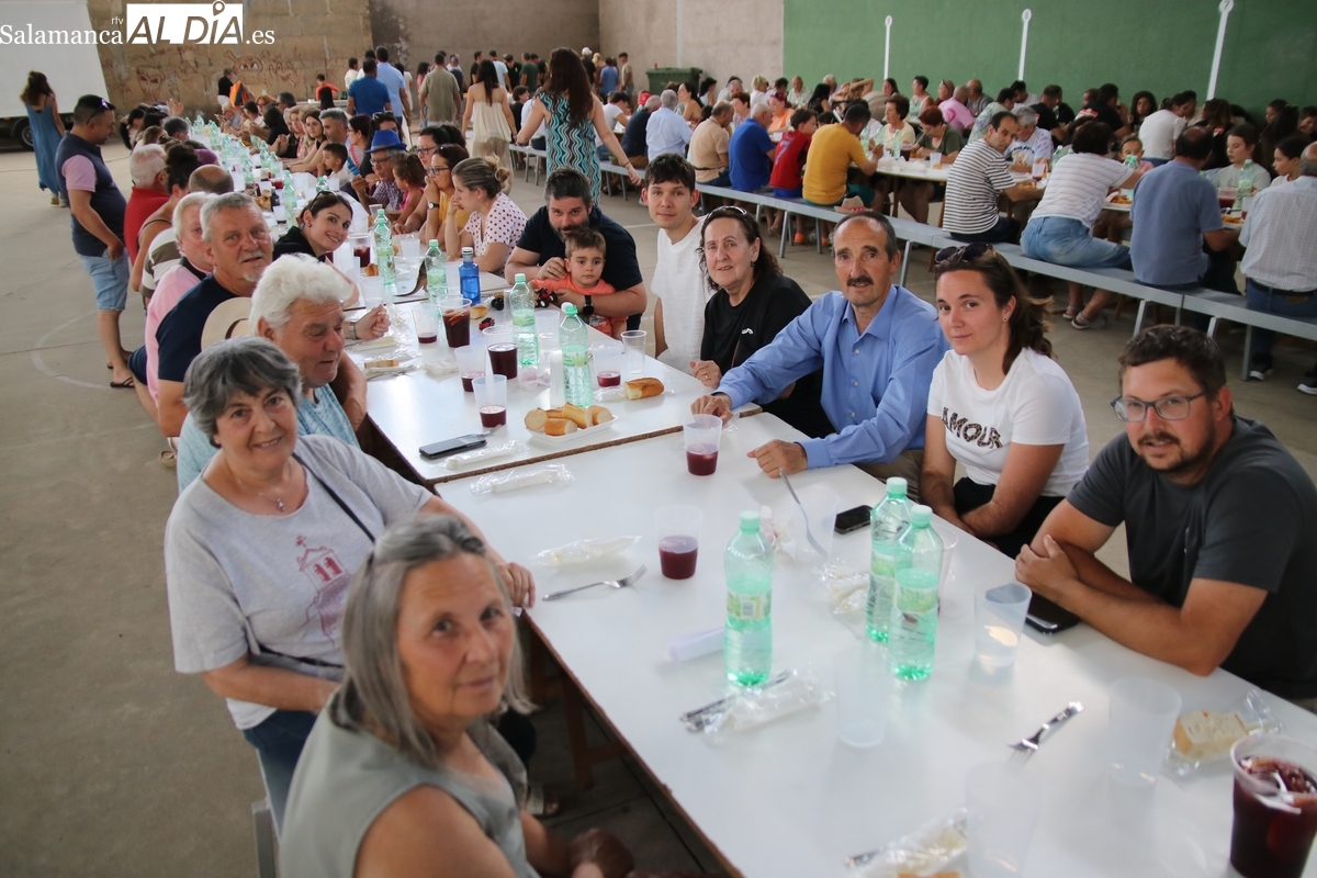 Villar de Peralonso muestra la parte solidaria de sus fiestas con una paella de 400 raciones
