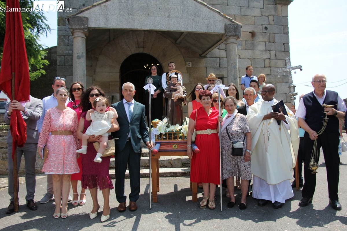 Los vecinos de El Milano acompañan a San Antonio durante los actos religiosos en su honor
