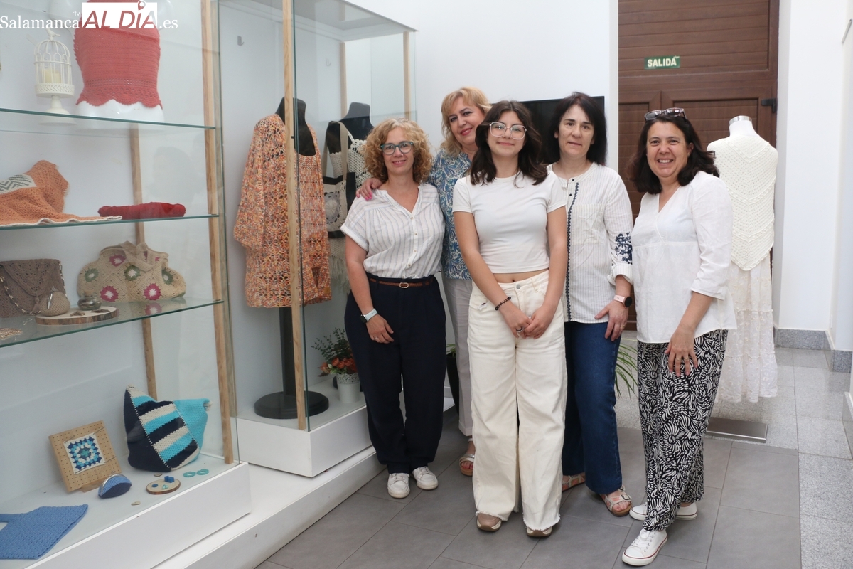 El edificio San Nicolás acoge en Vitigudino una exposición del taller de @peggysu_crochet