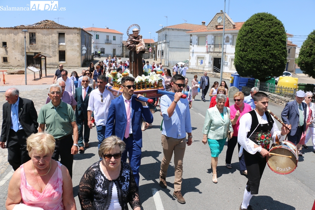 El Milano celebra San Antonio con la procesión de los pajaritos y el relevo de mayordomos