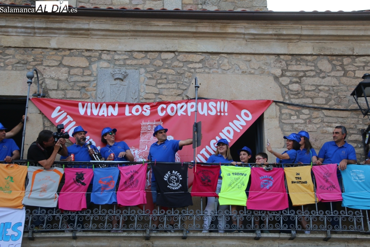 Vitigudino enciende la mecha del Corpus con el chupinazo