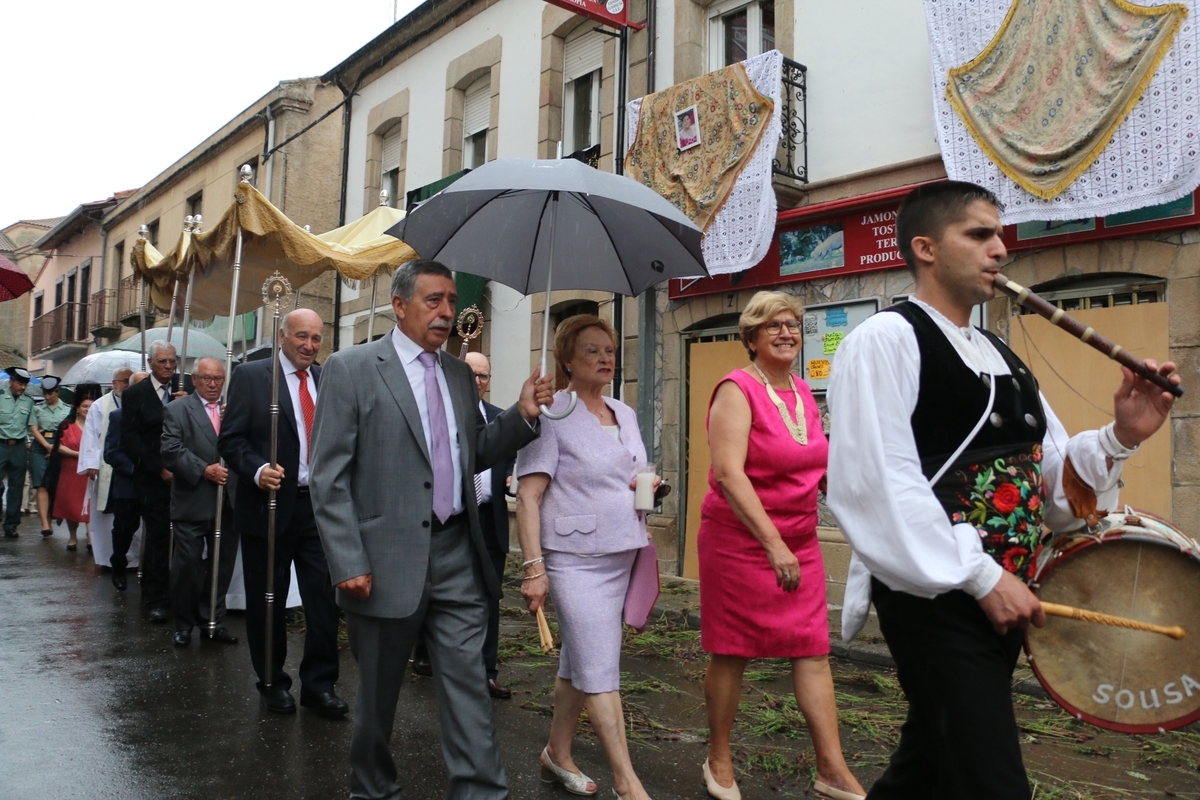 La lluvia no impide una emotiva procesión del Santísimo en Vitigudino marcada por el recuerdo
