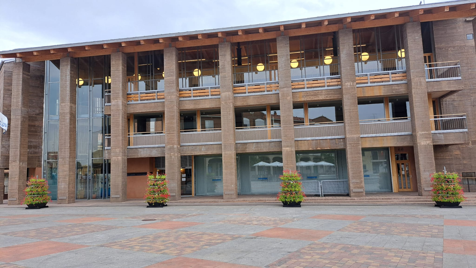 La Plaza Mayor de Carbajosa florece con nuevas estructuras ornamentales