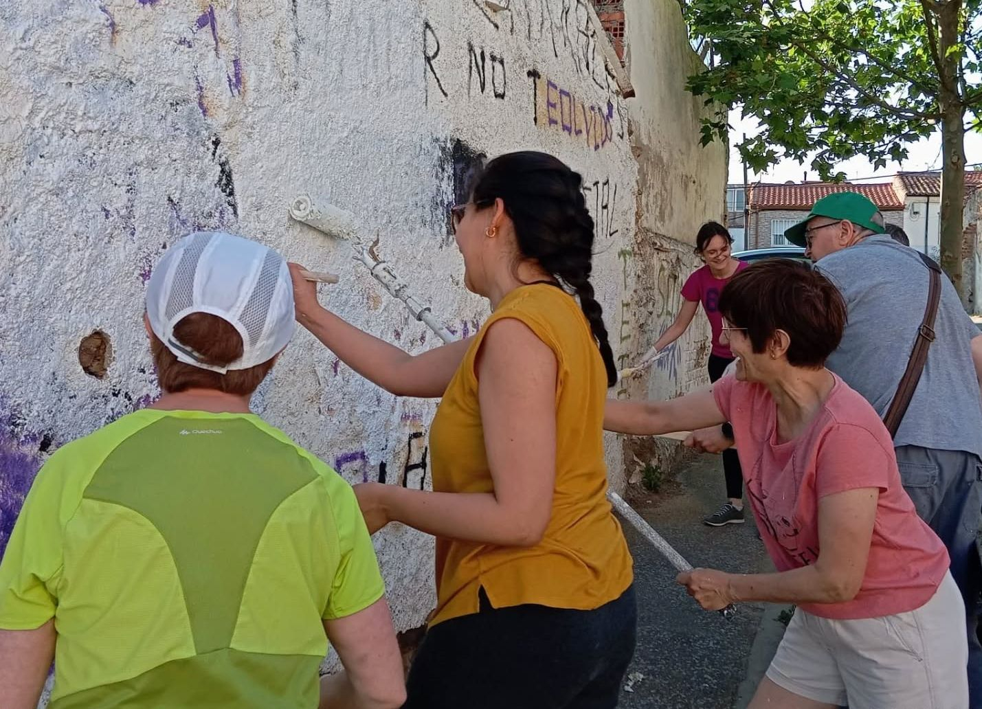 Las vecinas de Pizarrales revelan el alma del barrio en una exposición fotográfica única